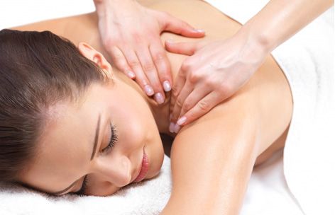 mujer recibiendo un masaje en el hombro izquierdo