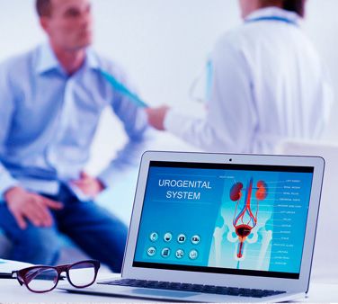 profesional medico explicando a un hombre el sistema urogenital tratamiento de problemas urinarios