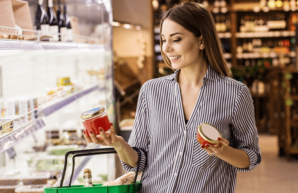 mujer leyendo el etiquetado de los productos en el supermercado