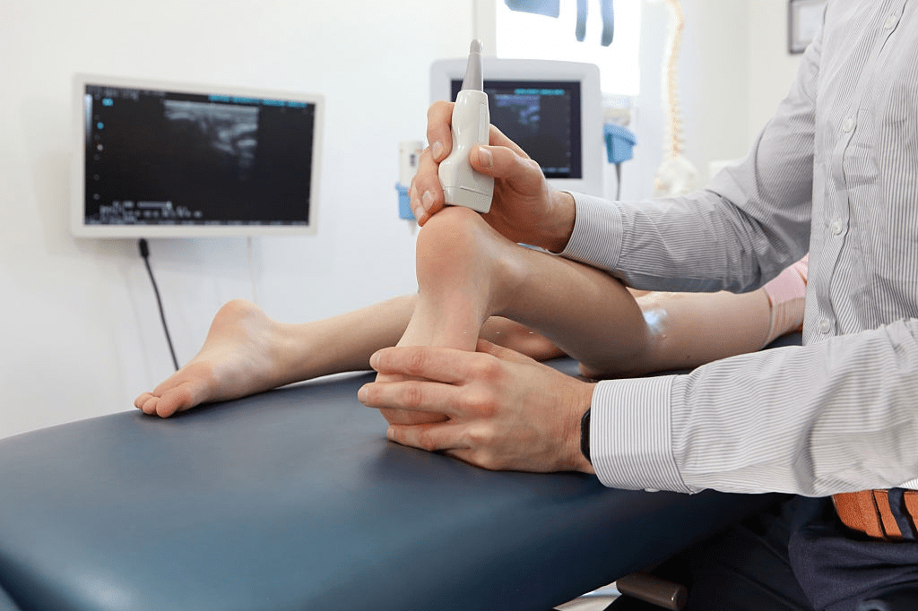 fisioterapeuta en alicante realizando una ecografía musculoesquelética en el talón de un paciente