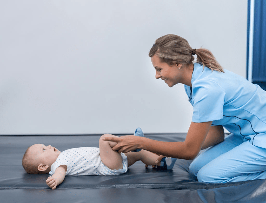 fisioterapeuta aplicando técnicas de fisioterapia en bebé