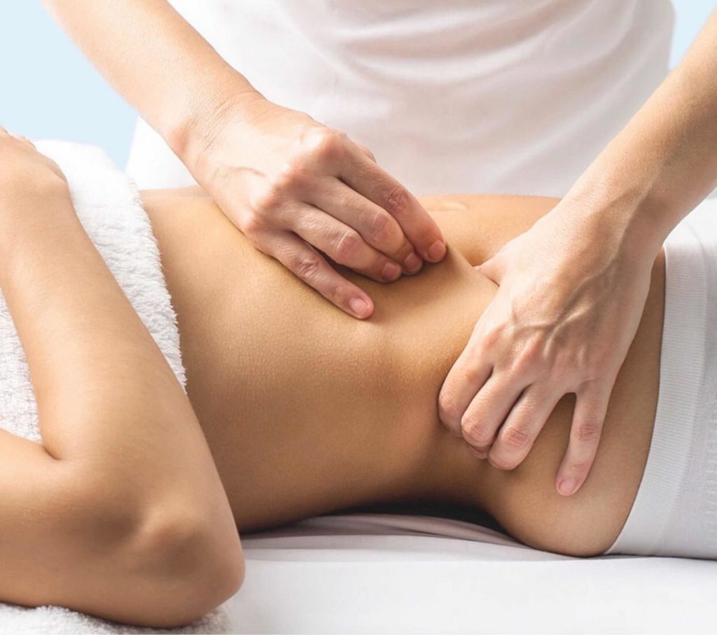 fisioterapeuta en alicante practicando masaje para aliviar sobrecargas
