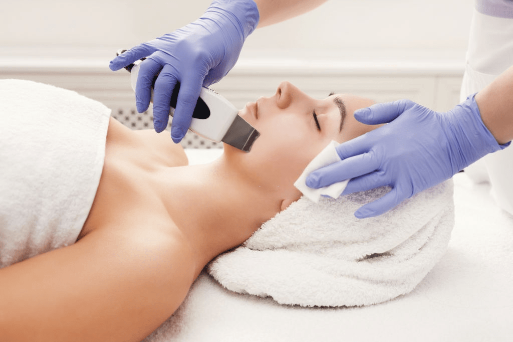 fisioterapeuta en alicante aplicando un tratamiento de fisioterapia estética facial