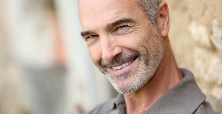 hombre sonriendo por haber recibido tratamiento de suelo pélvico masculino en kynesit fisioterapia alicante