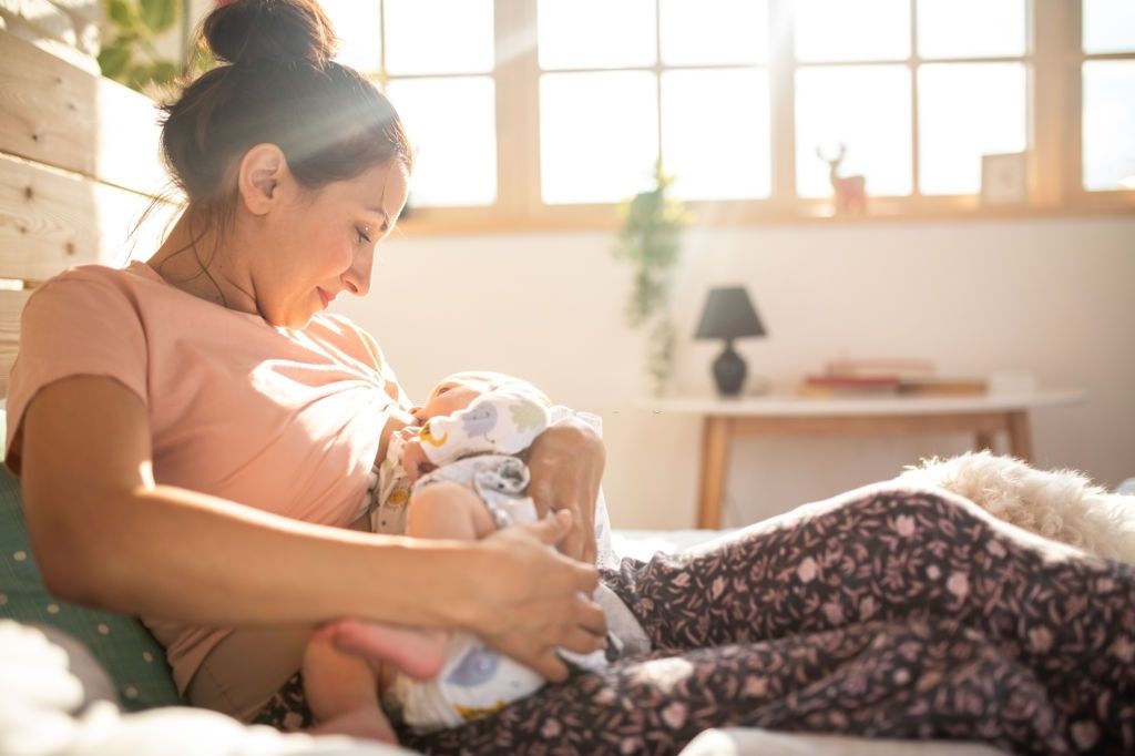 mujer practicando la lactancia materna kynesit fisioterapia alicante